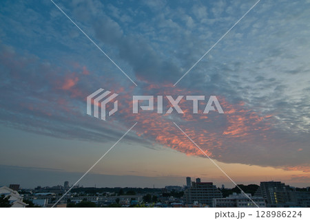 住宅街の上空に広がる朝焼け 日の出 住宅地の朝 早朝 朝焼け 朝日 太陽 住宅街の上空に広がる朝焼け 日の出 住宅地の朝 早朝 朝焼け 朝日 太陽 128986224
