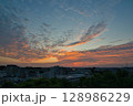 住宅街の上空に広がる朝焼け　日の出　住宅地の朝　早朝　朝焼け　朝日　太陽 128986229