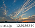 住宅街の上空に広がる朝焼け　日の出　住宅地の朝　早朝　朝焼け　朝日　太陽 128986230