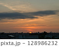 住宅街の上空に広がる朝焼け　日の出　住宅地の朝　早朝　朝焼け　朝日　太陽 128986232