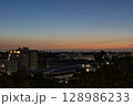 住宅街の上空に広がる朝焼け　日の出　住宅地の朝　早朝　朝焼け　朝日　太陽 128986233