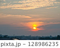 住宅街の上空に広がる朝焼け　日の出　住宅地の朝　早朝　朝焼け　朝日　太陽 128986235