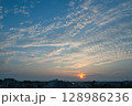 住宅街の上空に広がる朝焼け　日の出　住宅地の朝　早朝　朝焼け　朝日　太陽 128986236