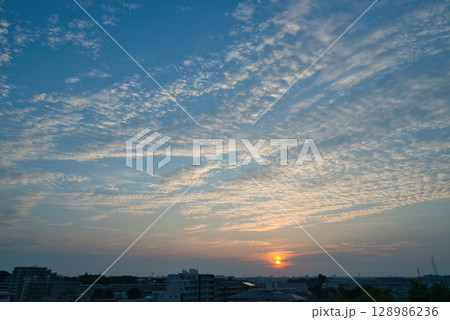 住宅街の上空に広がる朝焼け　日の出　住宅地の朝　早朝　朝焼け　朝日　太陽 128986236