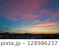 住宅街の上空に広がる朝焼け　日の出　住宅地の朝　早朝　朝焼け　朝日　太陽 128986237