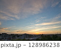 住宅街の上空に広がる朝焼け　日の出　住宅地の朝　早朝　朝焼け　朝日　太陽 128986238