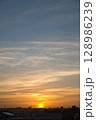 住宅街の上空に広がる朝焼け　日の出　住宅地の朝　早朝　朝焼け　朝日　太陽 128986239