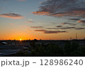 住宅街の上空に広がる朝焼け　日の出　住宅地の朝　早朝　朝焼け　朝日　太陽 128986240