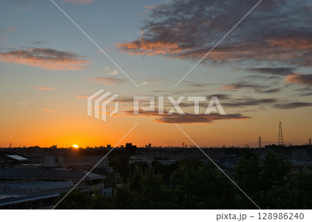 住宅街の上空に広がる朝焼け　日の出　住宅地の朝　早朝　朝焼け　朝日　太陽 128986240