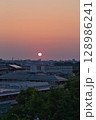 住宅街の上空に広がる朝焼け　日の出　住宅地の朝　早朝　朝焼け　朝日　太陽 128986241