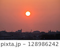 住宅街の上空に広がる朝焼け　日の出　住宅地の朝　早朝　朝焼け　朝日　太陽 128986242