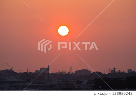 住宅街の上空に広がる朝焼け　日の出　住宅地の朝　早朝　朝焼け　朝日　太陽 128986242