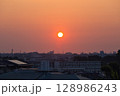 住宅街の上空に広がる朝焼け　日の出　住宅地の朝　早朝　朝焼け　朝日　太陽 128986243