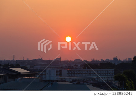 住宅街の上空に広がる朝焼け 日の出 住宅地の朝 早朝 朝焼け 朝日 太陽 住宅街の上空に広がる朝焼け 日の出 住宅地の朝 早朝 朝焼け 朝日 太陽 128986243