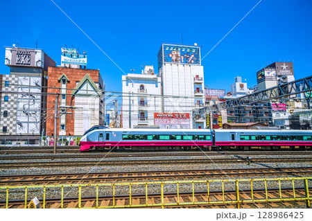 日本の東京都市景観 鶯谷駅前のホテル街などを望む 128986425