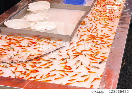 お祭り屋台の金魚すくい1 128986426