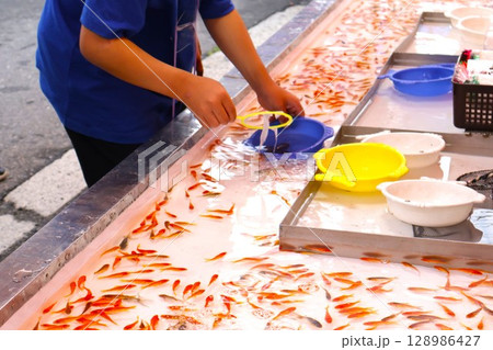 お祭り屋台の金魚すくい2 夏祭り露店 お祭り屋台の金魚すくい2 夏祭り露店 128986427