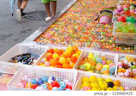 お祭り屋台のスーパーボールすくい　夏祭り 128986429