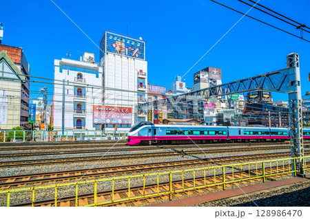 日本の東京都市景観 鶯谷駅前のホテル街などを望む 日本の東京都市景観 鶯谷駅前のホテル街などを望む 128986470