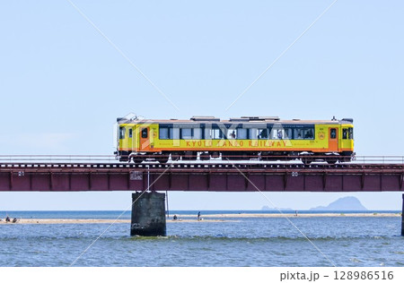 由良川橋梁(由良川鉄橋)を渡る夏の丹鉄サイクルトレイン 由良川橋梁(由良川鉄橋)を渡る夏の丹鉄サイクルトレイン 128986516