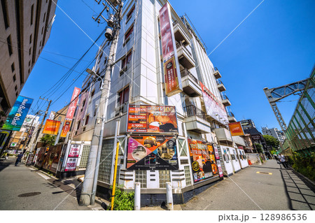 日本の東京都市景観 鶯谷駅前のホテル街などを望む 日本の東京都市景観 鶯谷駅前のホテル街などを望む 128986536