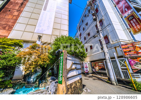 日本の東京都市景観 鶯谷駅前のホテル街などを望む 日本の東京都市景観 鶯谷駅前のホテル街などを望む 128986605