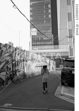グラフィックと日傘を差す女性　モノクロ写真 128986932