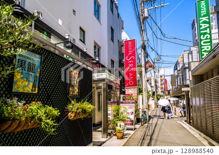 日本の東京都市景観 鶯谷駅前のホテル街などを望む 128988540