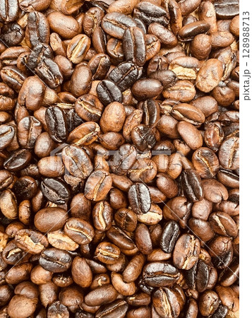 Close-Up of Premium Arabica Coffee Beans 128988713