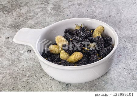 Ripe sweet juicy black and white mullberry Ripe sweet juicy black and white mullberry 128989101