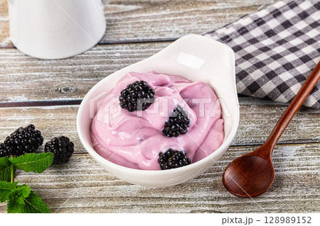 Organic tasty dairy yoghurt with blackberry 128989152