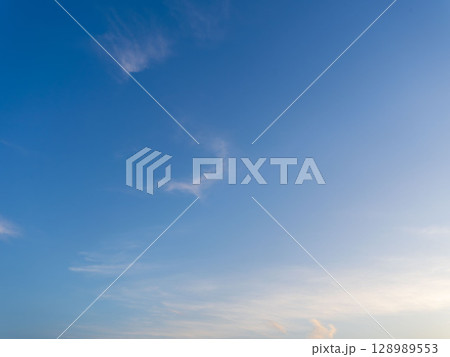 6月の空　夕暮れの青空と雲26 128989553