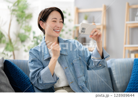 スマホに夢中な女性 スマホに夢中な女性 128989644