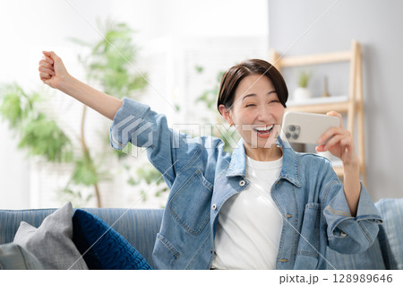 スマホに夢中な女性 128989646