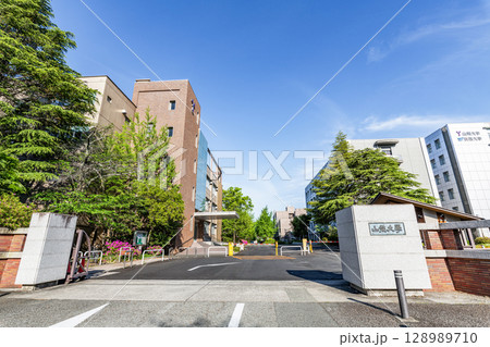 山梨県甲府市　快晴の山梨大学甲府キャンパス 128989710