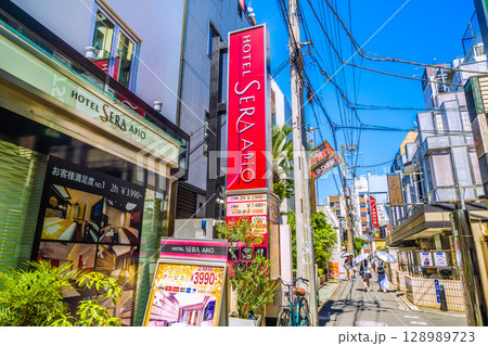 日本の東京都市景観 鶯谷駅前のホテル街などを望む 128989723