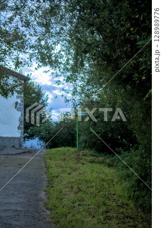 road to a farmhouse 128989776