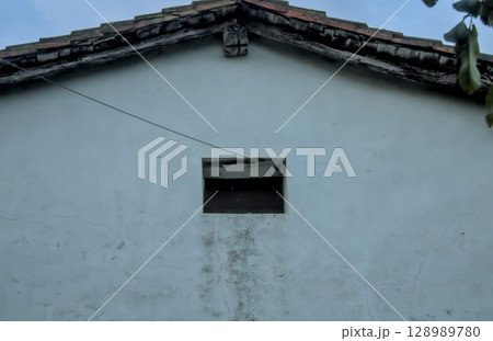 window in farmhouse 128989780