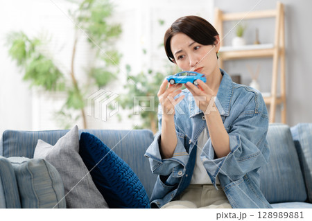 車に悩む女性 128989881