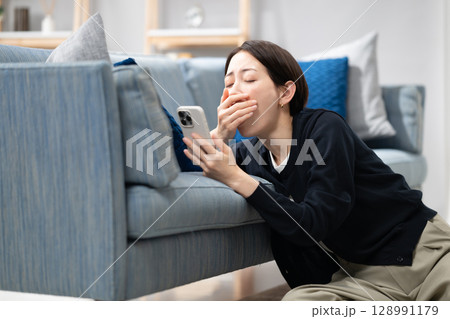 疲れて寝落ちする女性 128991179