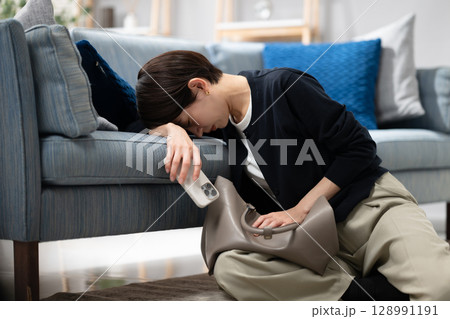 疲れて寝落ちする女性 128991191