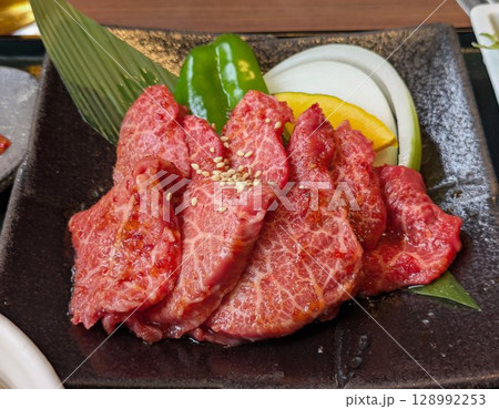 霜降り和牛ハラミの贅沢焼肉プレート 128992253