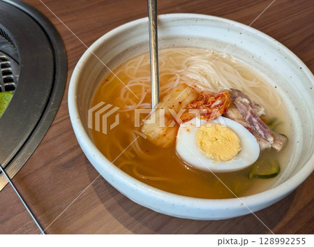 高級焼肉屋さんのサッパリおいしい本格冷麺 128992255