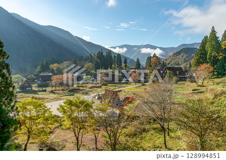 紅葉の五箇山相倉合掌造り集落 128994851