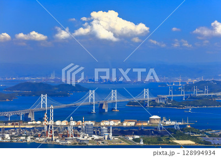 【香川県】城山展望台から見た瀬戸大橋と番の洲工業地帯 128994934