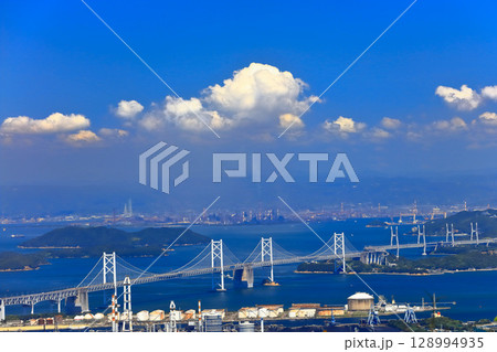 【香川県】城山展望台から見た瀬戸大橋と番の洲工業地帯 128994935