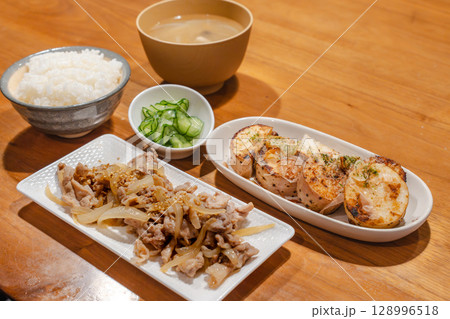 和食の夕食セット、焼き長芋や豚肉の炒め物、味噌汁とご飯 和食の夕食セット、焼き長芋や豚肉の炒め物、味噌汁とご飯 128996518