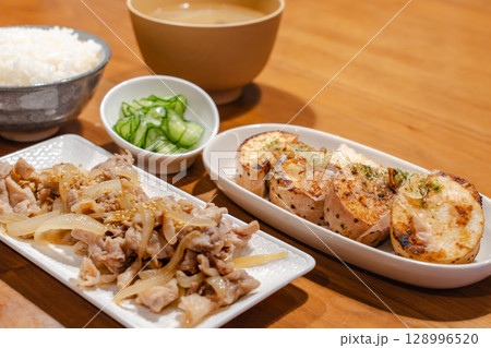 和食の夕食セット、焼き長芋や豚肉の炒め物、味噌汁とご飯 和食の夕食セット、焼き長芋や豚肉の炒め物、味噌汁とご飯 128996520