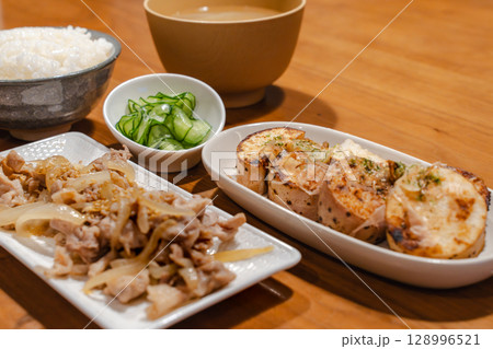 和食の夕食セット、焼き長芋や豚肉の炒め物、味噌汁とご飯 128996521