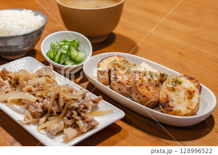 和食の夕食セット、焼き長芋や豚肉の炒め物、味噌汁とご飯 128996522